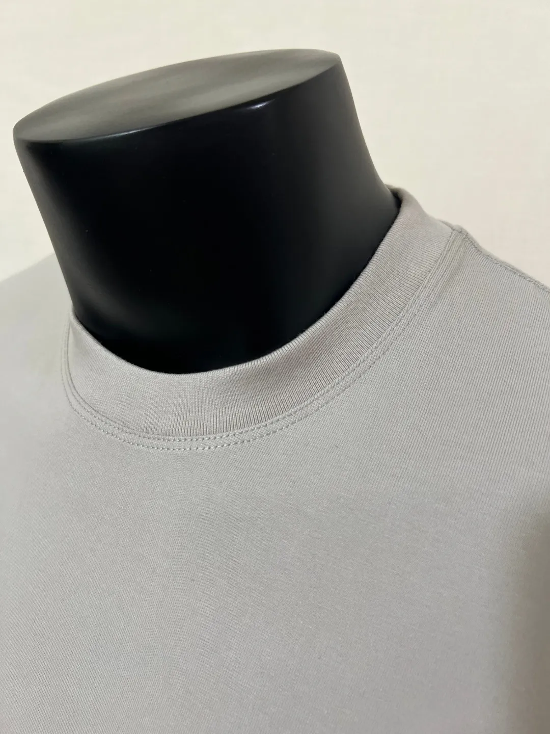 P140 STONE ISLAND top version, differentiated currency, 2025ss official website synchronization, embroidered small label LOGO short-sleeved T-shirt, 64 counts, high density 240g double yarn pure cotton, imported machine embroidered small label, embroidered letters are clean and neat, supports NFC scanning code to enter GW, YB ready-to-wear fabric collar hemming, shoulder bone and tight thread It will not deform after being worn for a long time. It has been washed with high temperature for 4 times. It does not fade, shrink or pill. It is comfortable and stretchable. It is a must-have wardrobe item. Same style for men and women. Five colors: lilac gray, dark gray, white, black, copper brown. Size: XS-L. Maximum L can wear 200 pounds.